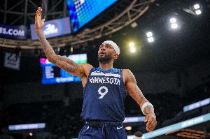 开云平台-罚球绝杀！爱德华兹：亚历山大-沃克是本场比赛的MVP