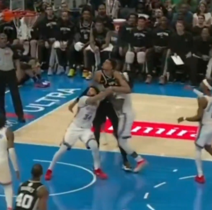 开云官网-专搞超巨？多特圣诞大战险些搞伤文班 今日撩阴腿惹约基奇暴怒