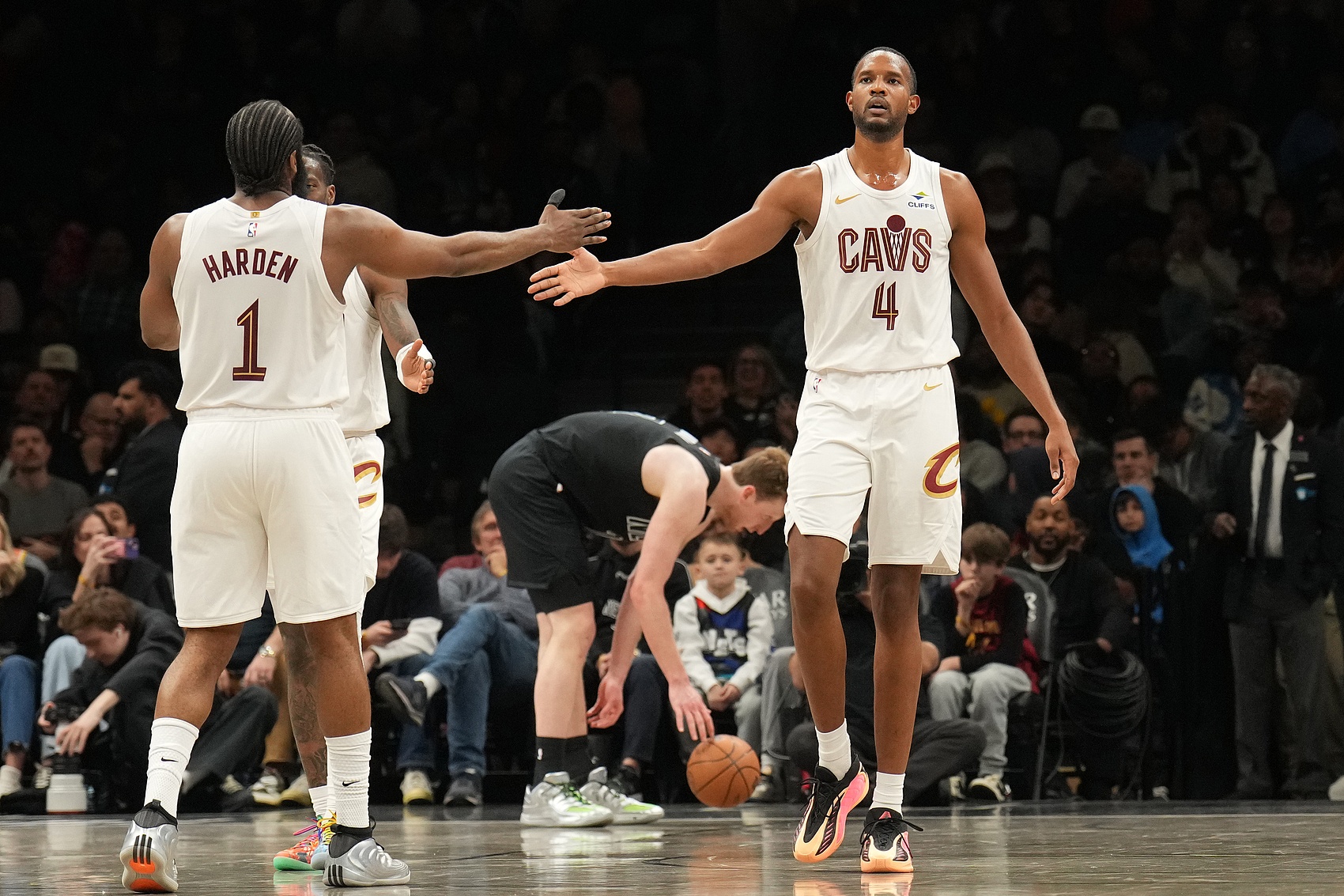 开云-阿特金森谈莫布里表现：只要把掩护做扎实了 哈登就能把球传给他